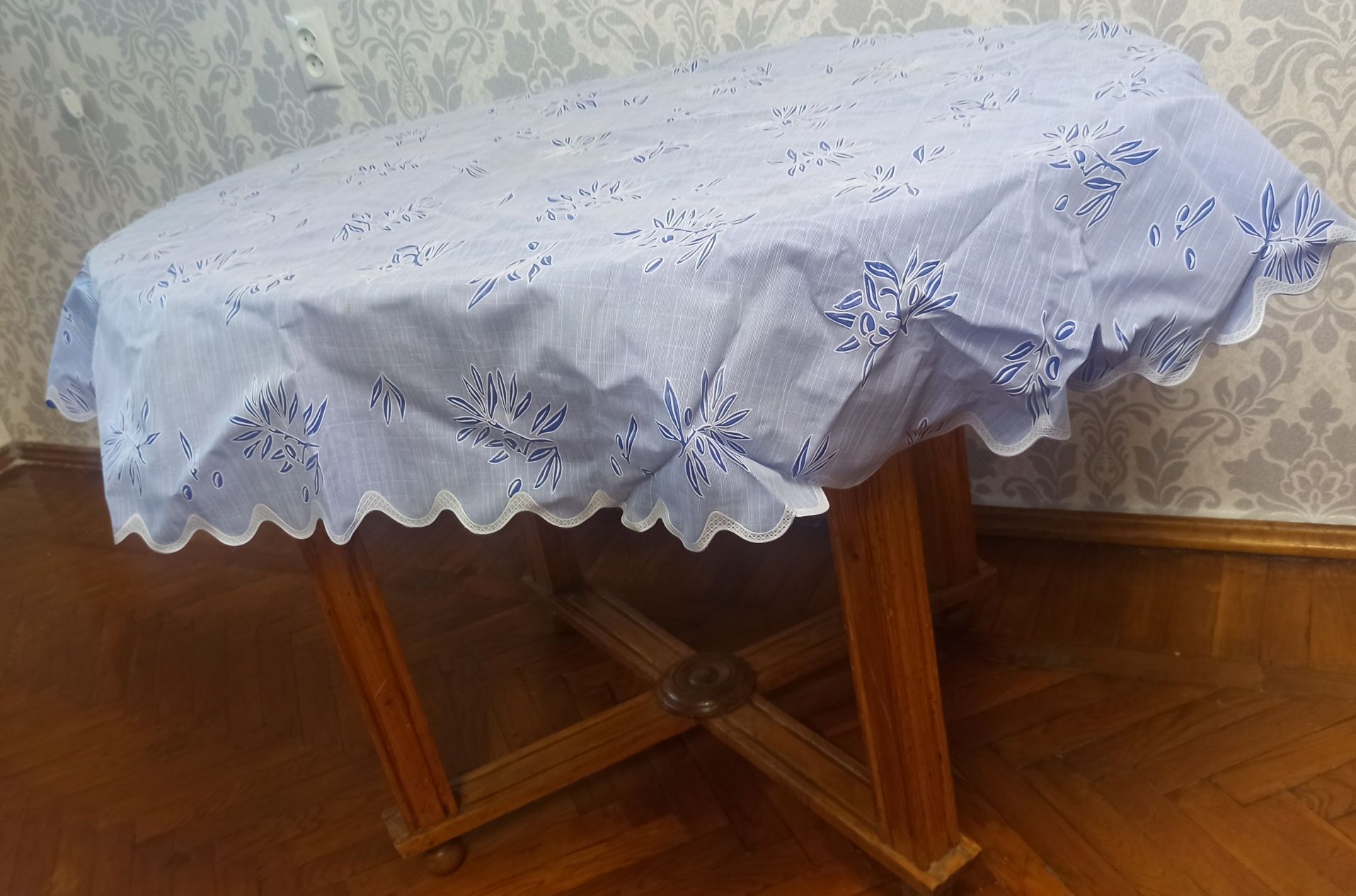 Стол овальный, старинный