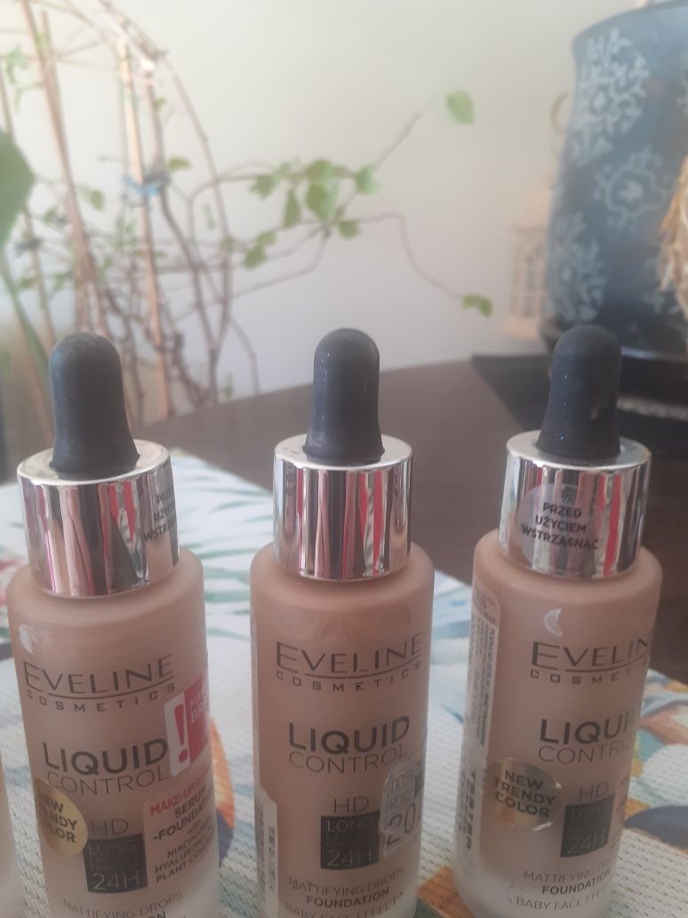NOWE podkłady Eveline LIQUID CONTROL 1 sztuka 25 zł