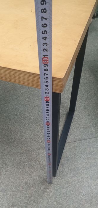 Міцний стіл/парта.