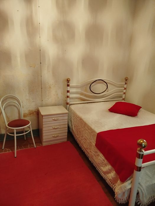 Cama com mesa de cabeceira