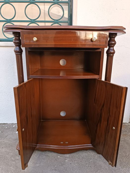 Móvel antigo em madeira trabalhada