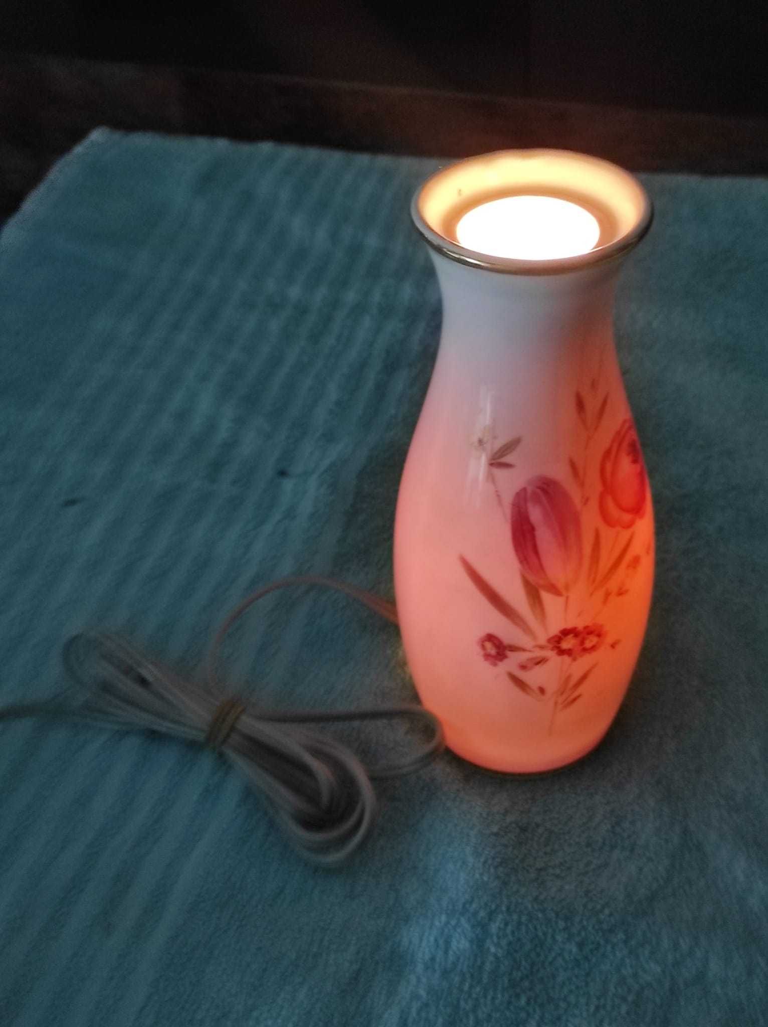 Mała ciekawa lampka nocna formie wazonu z porcelany.