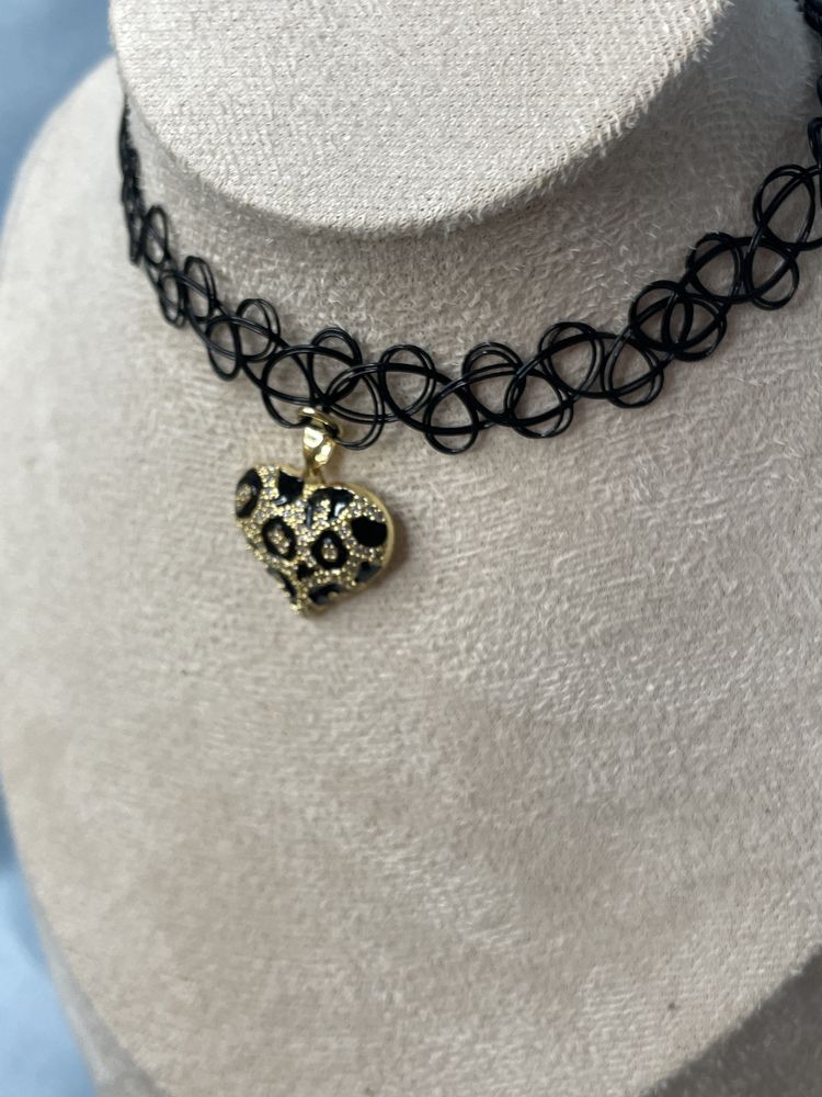 Choker – serce – czarny z złotym akcentem.