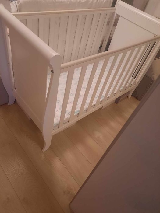 Białe łóżeczko niemowlęce + materac