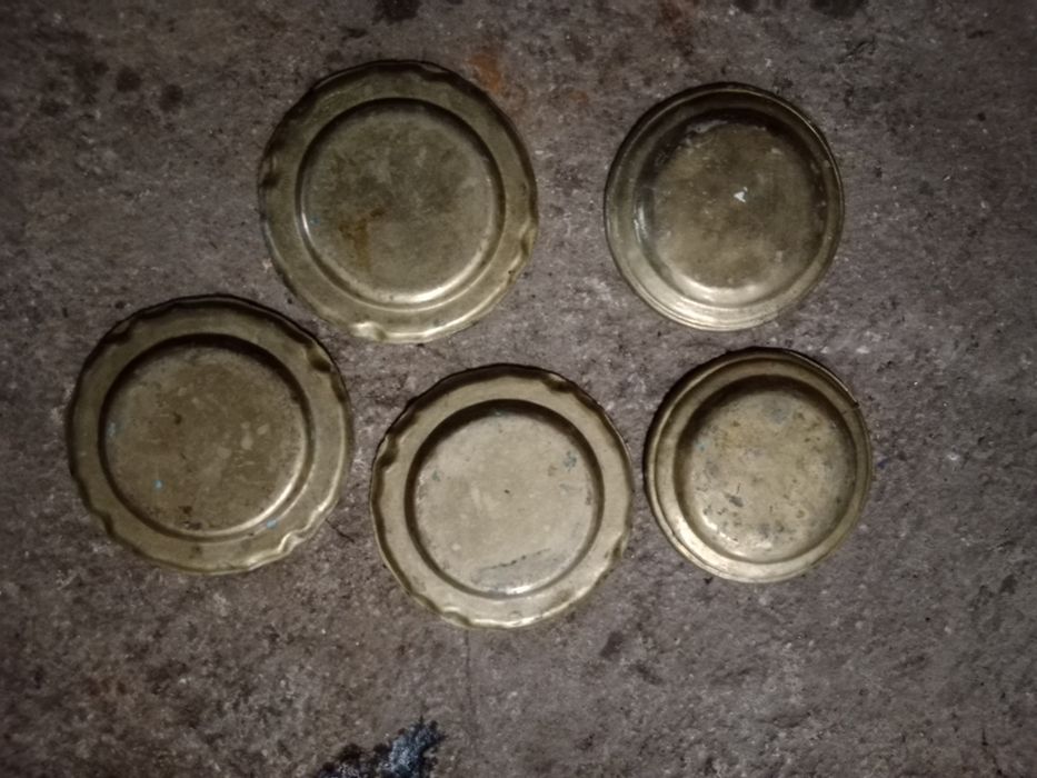 Talerzyki mosiężne z czasów PRL.