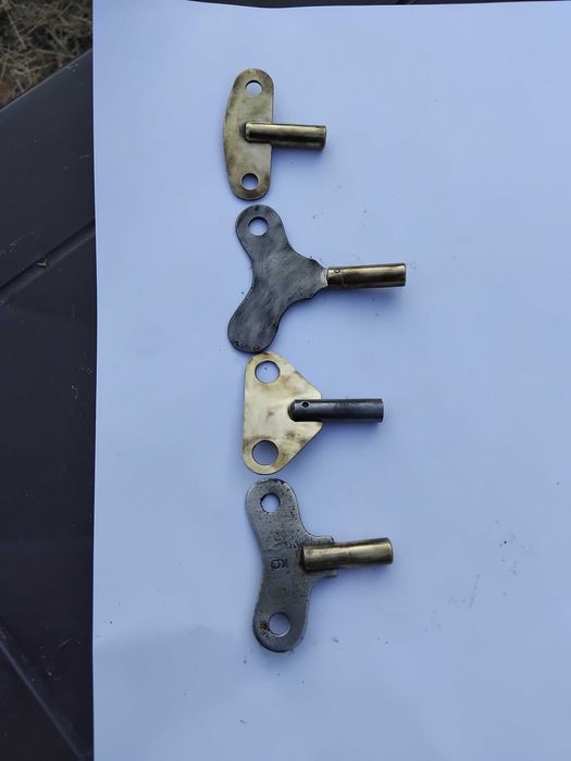 Ключи часовые ( оригиналы)  внутри квадрат-4мм на старинн. часы