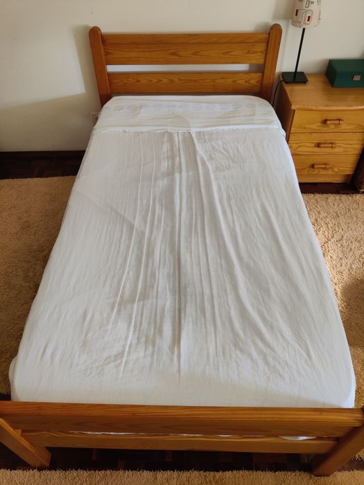 Mobília de quarto - cama + mesinha de cabeceira + secretaria + cadeira