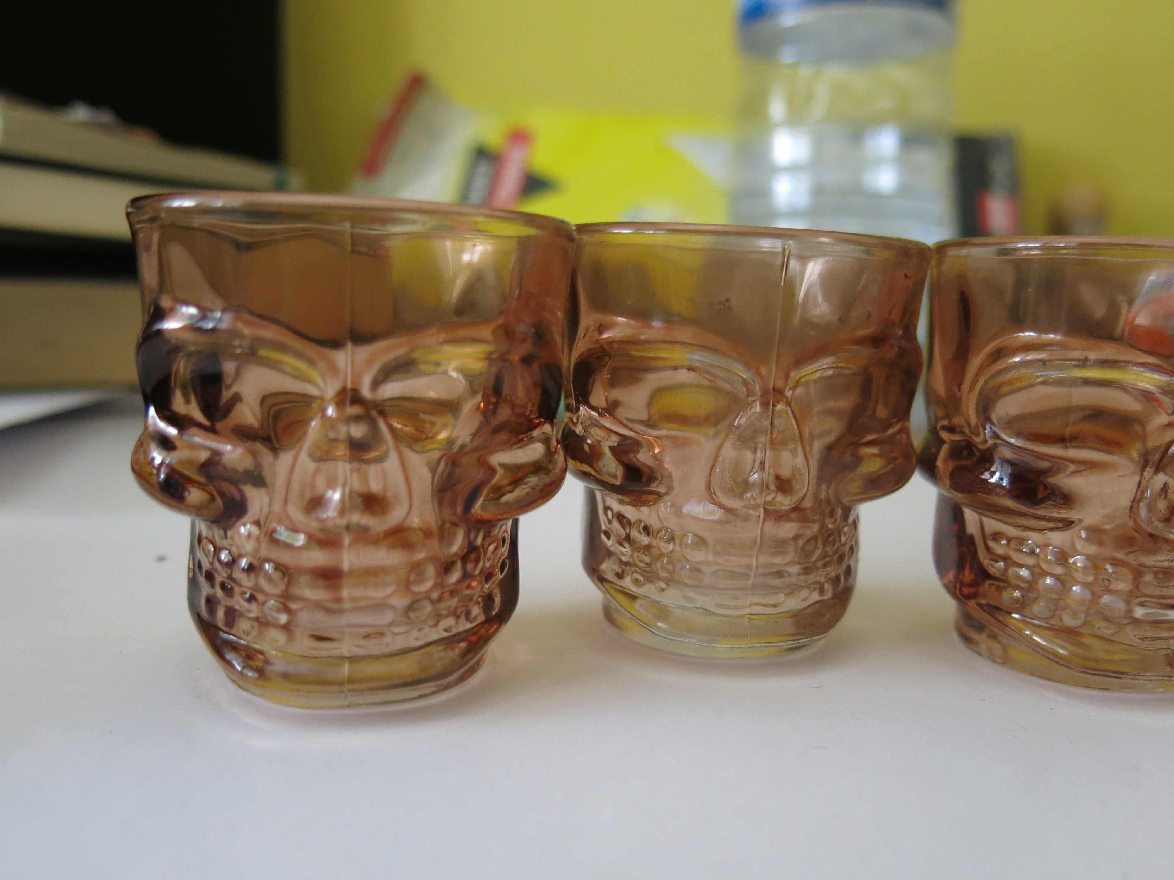 4 Copos de shot c/ aspeto de crânios