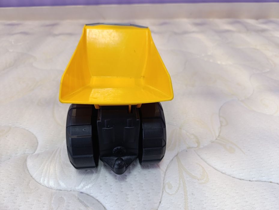 Іграшкова вантажівка CAT — міцна та яскрава техніка для дітей