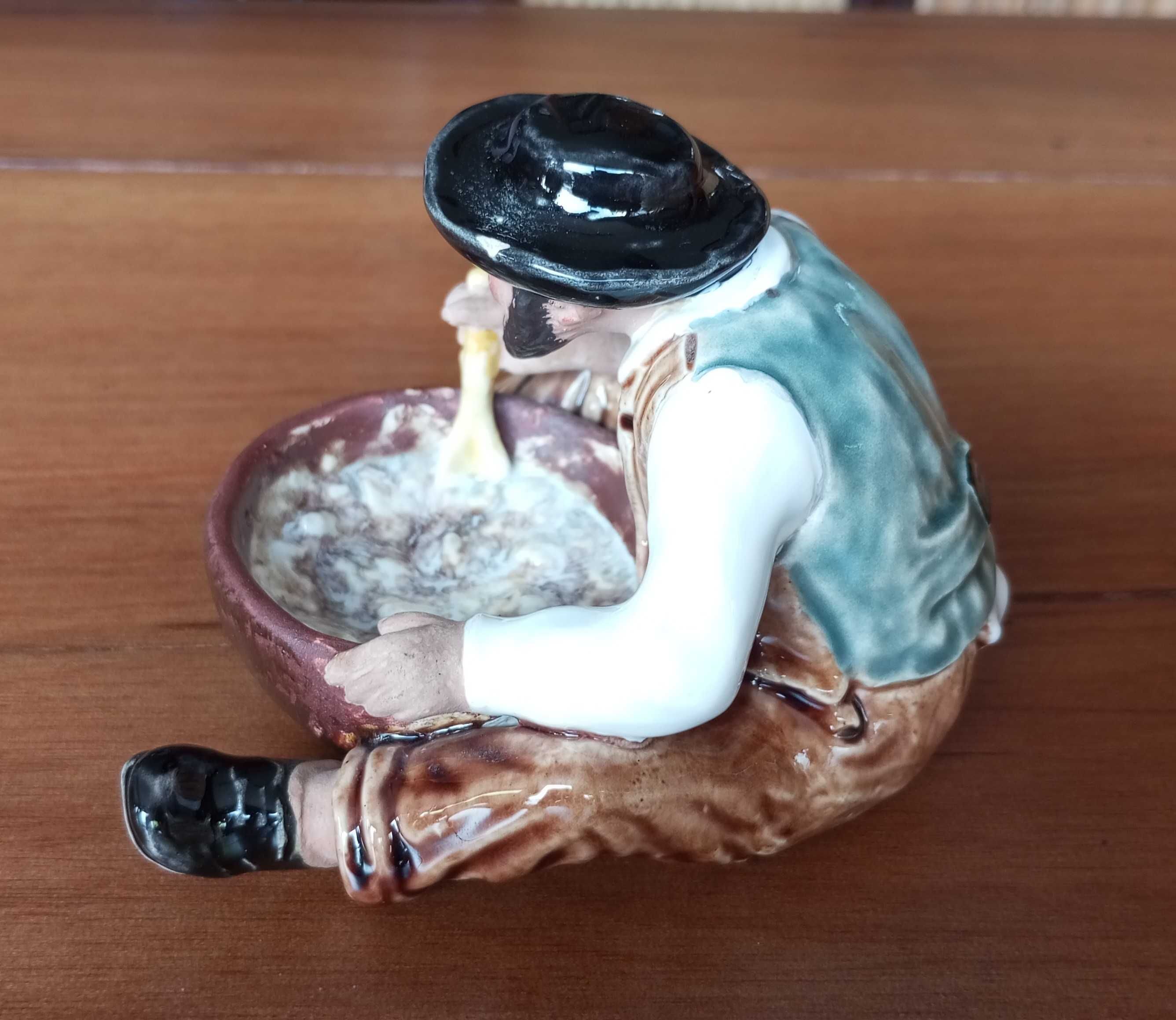 Escultura Zé Povinho preparando papas faiança Bordalo Pinheiro séc. XX