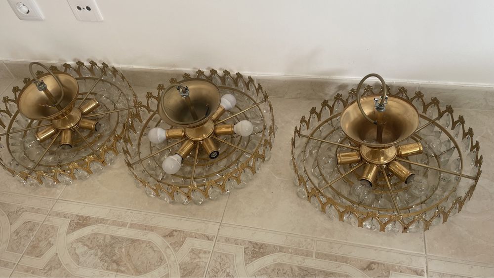 3 Lustres dourados de cristais
