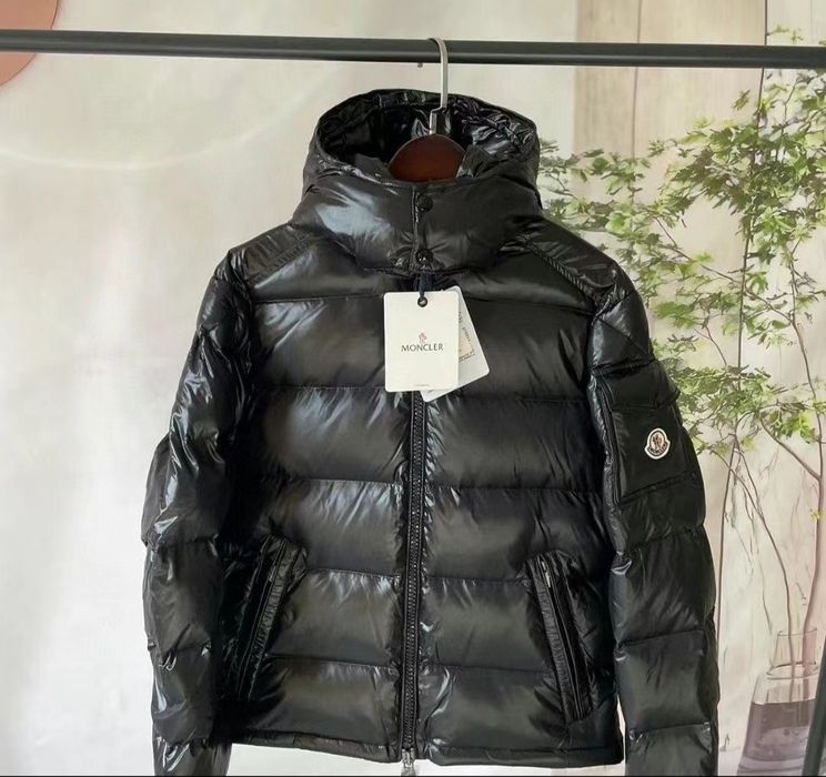 Брендовий пуховик монклер M-L NFC працює