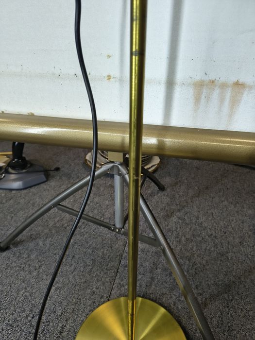 Lampa podłogowa vintage – imitacja mosiądzu, regulowane klosze