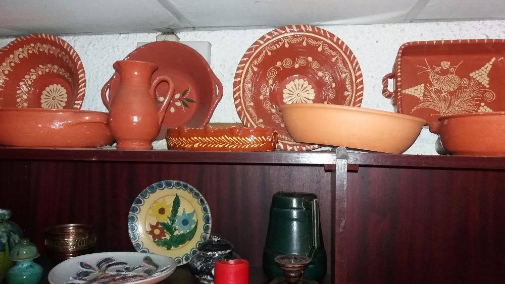 assadeiras de barro, jarros, pratos de decoração