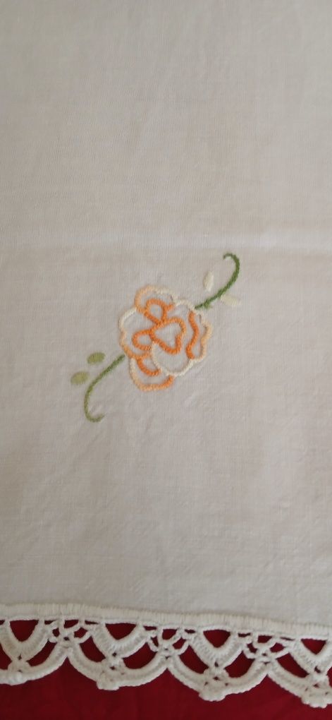 Naperon bordado e debruado a crochet