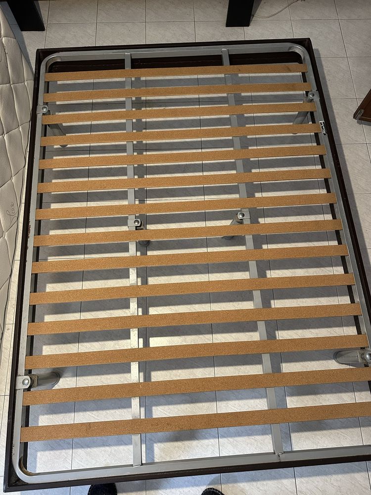 Cama com estrado (colchão extra)