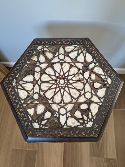 Stolik mauretański lub kwietnik, drewno i masa perłowa, antyk
