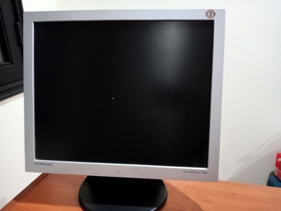 PC culona da Samsung com monitor e teclado