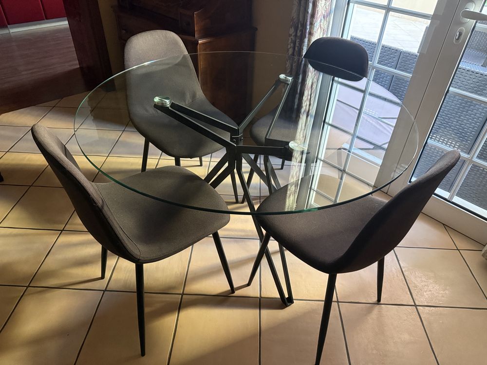 Mesa de sala e cadeiras