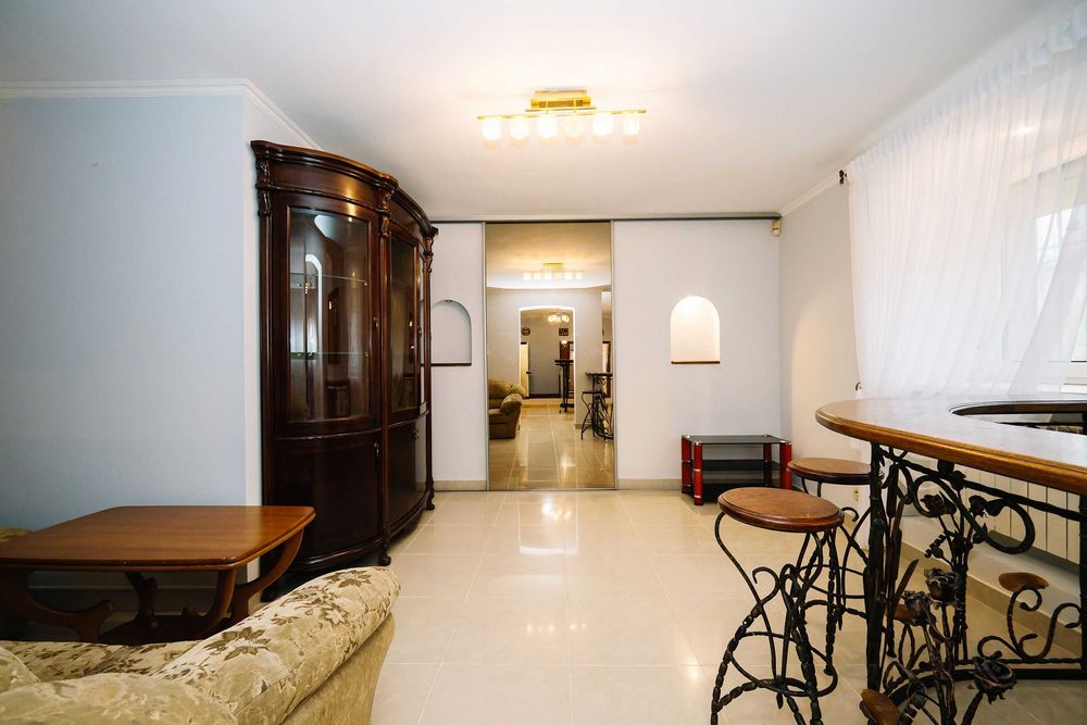 Простора дворівнева квартира в центрі!