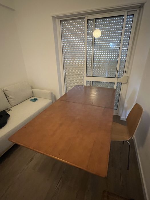 Mesa de jantar de madeira maciça
