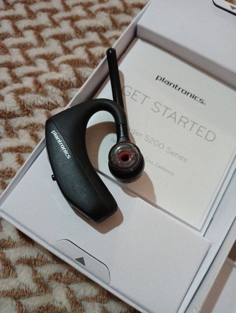 Блютуз гарнитура Plantronics Voyager 5200.