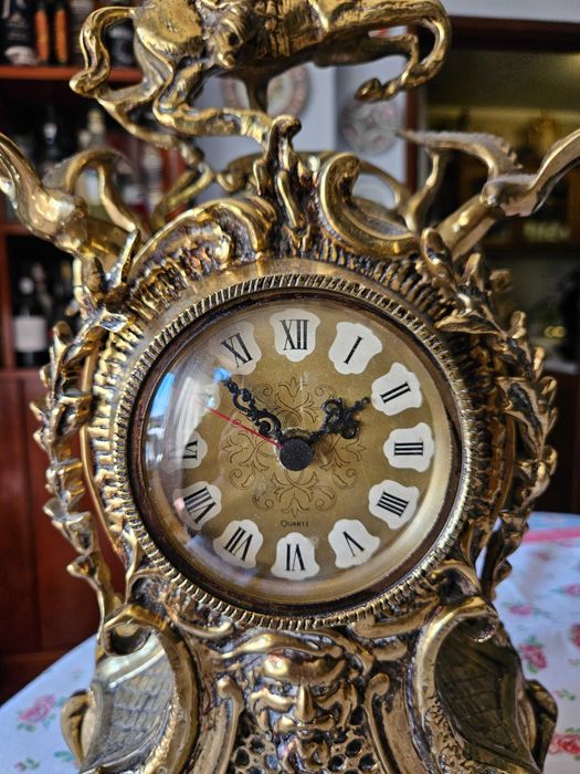 Relógio antigo em latão