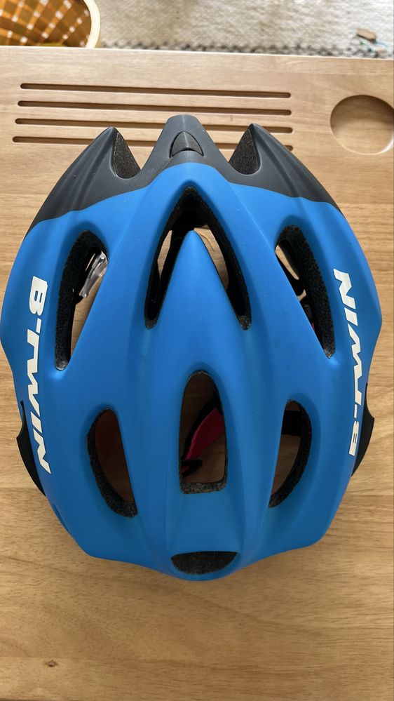 Capacete Btwin azul e preto