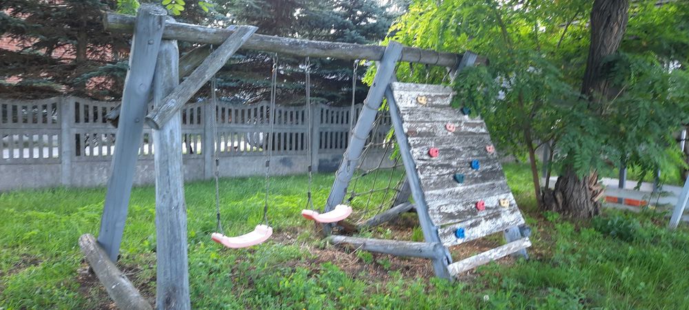 Domek plac zabaw ze zjeżdżalnią dla dziecka