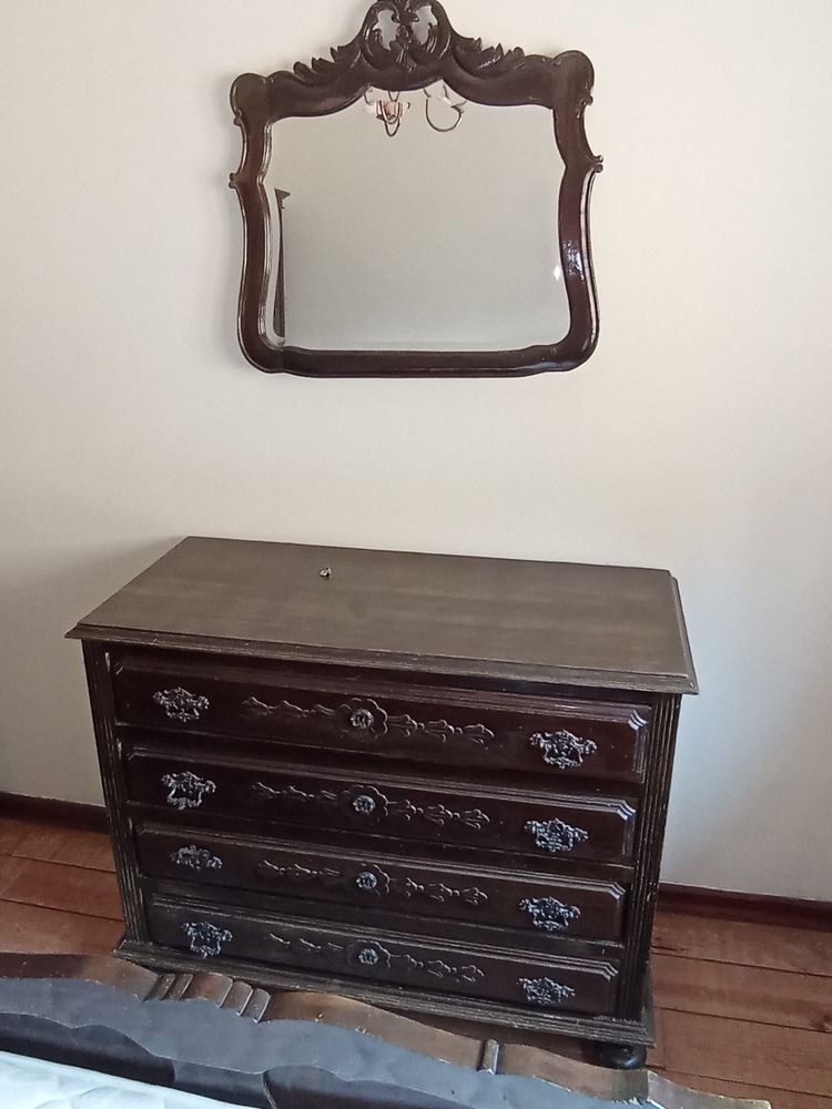 Conjunto de móveis antigos