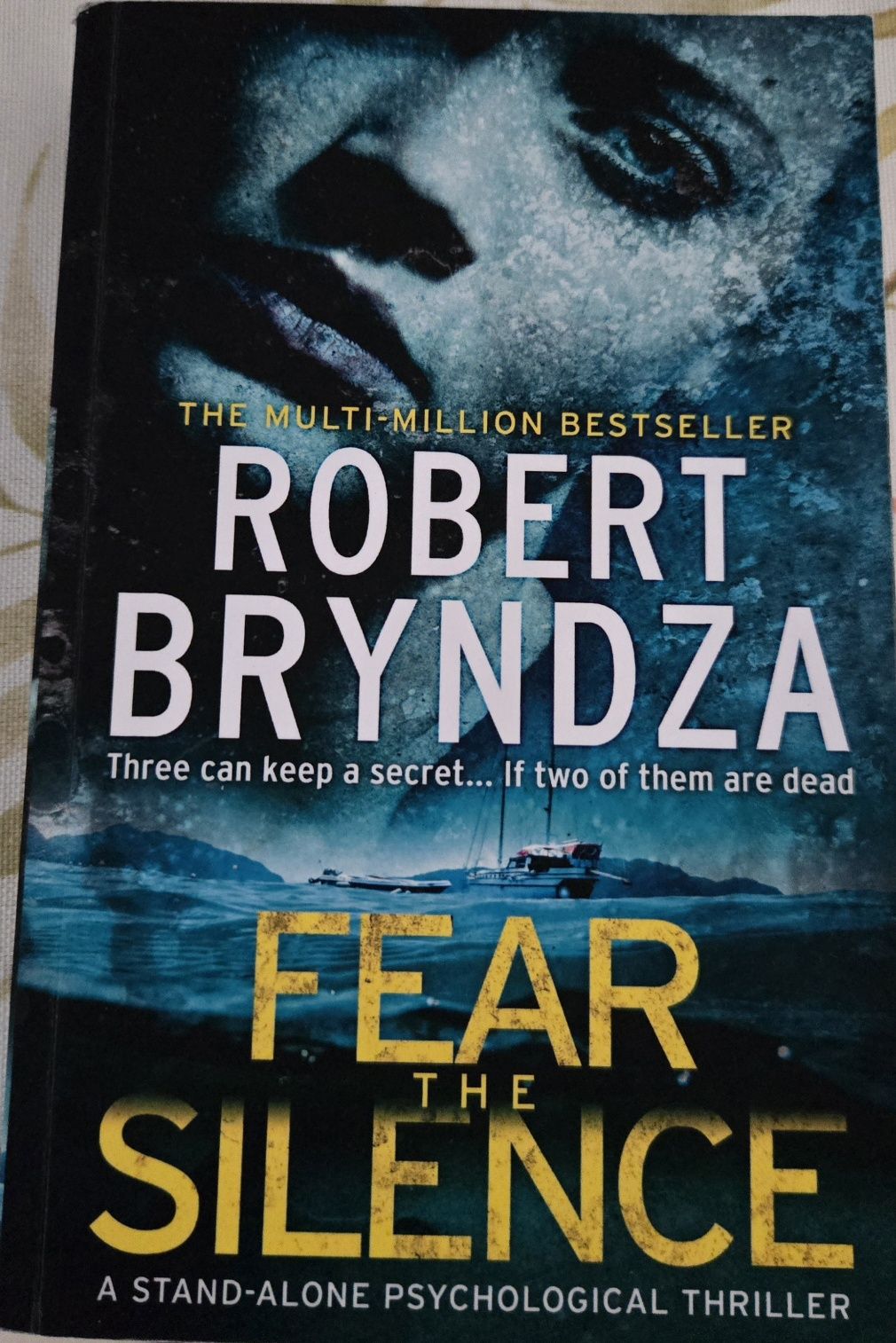 Livro "Fear the silence" de Robert Bryndza
