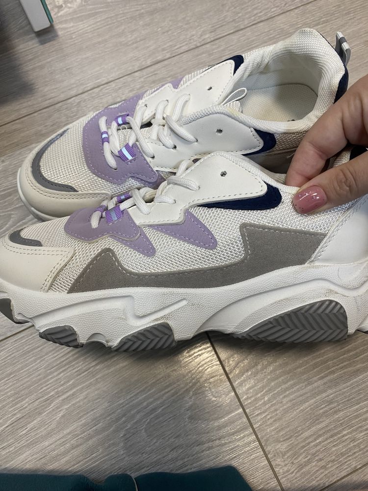 Кросівки жіночі білі з фіолетовим