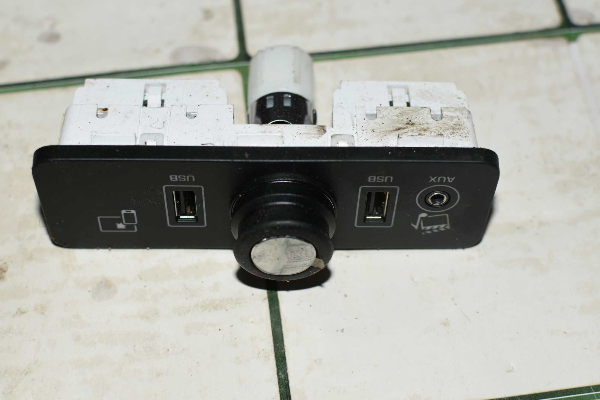 Moduł panel USB AUX gniazdo zapalniczki Range Rover L405