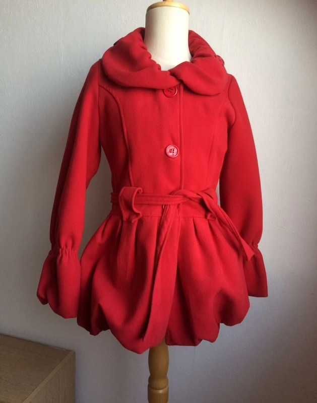 Czerwony wełniany rozkloszowany płaszczyk kurtka retro style