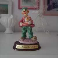 Figurka klaun na drewnianym cokole Chateau Collection vintage pierrot