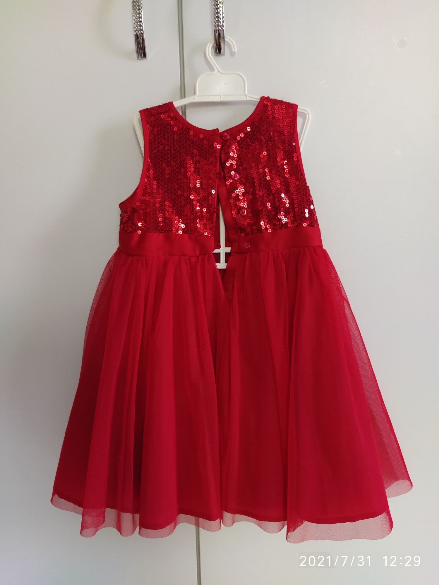 Нарядное красное платье.