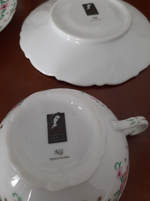 Chávenas de chá flores da Fundação Amália Rodrigues