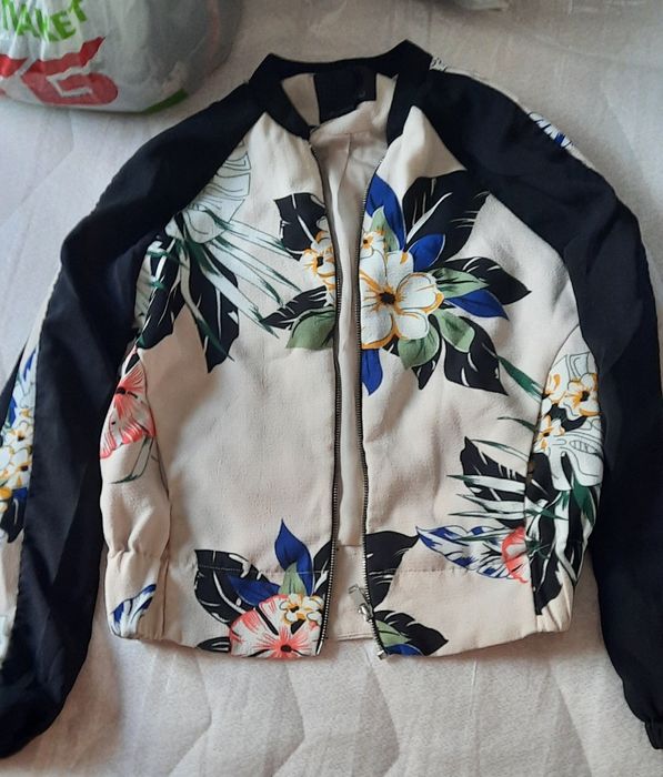 Вітрова, кофтина, тоненька.