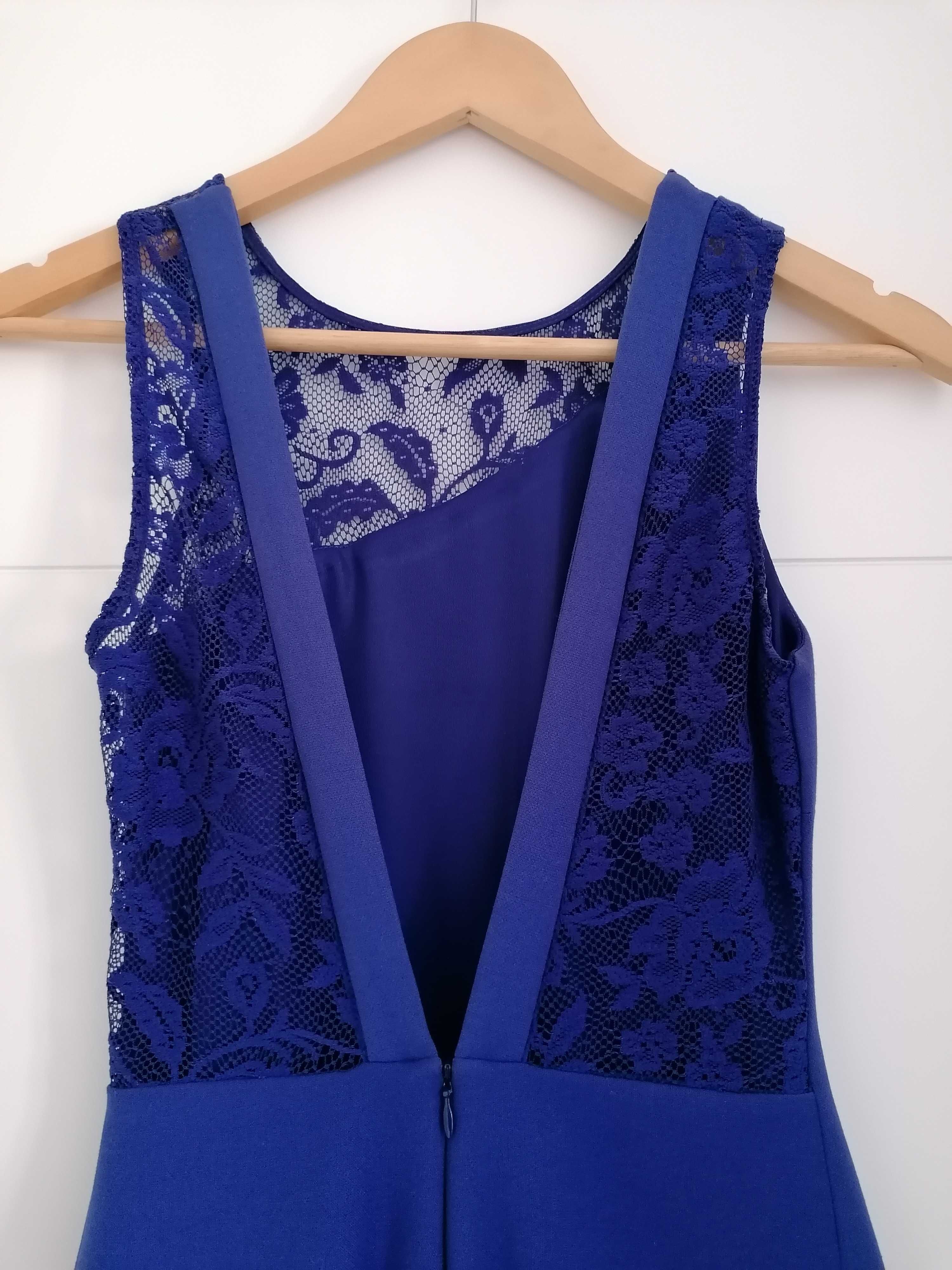 Vestido azul curto com "renda"