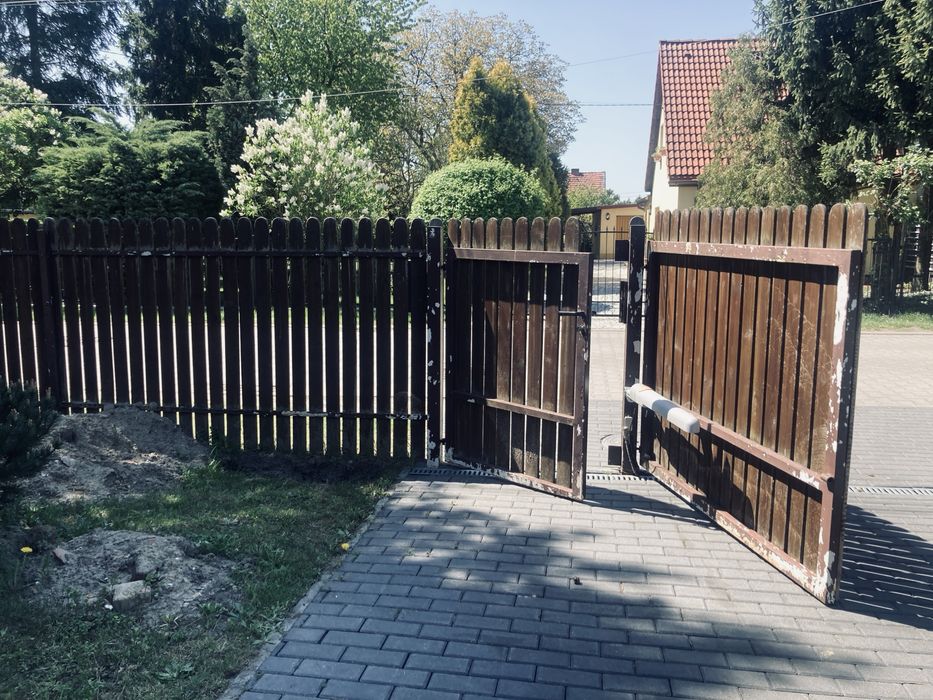 Ogrodzenie do odnowienia - solidne, ze sztachetami ok. 14m