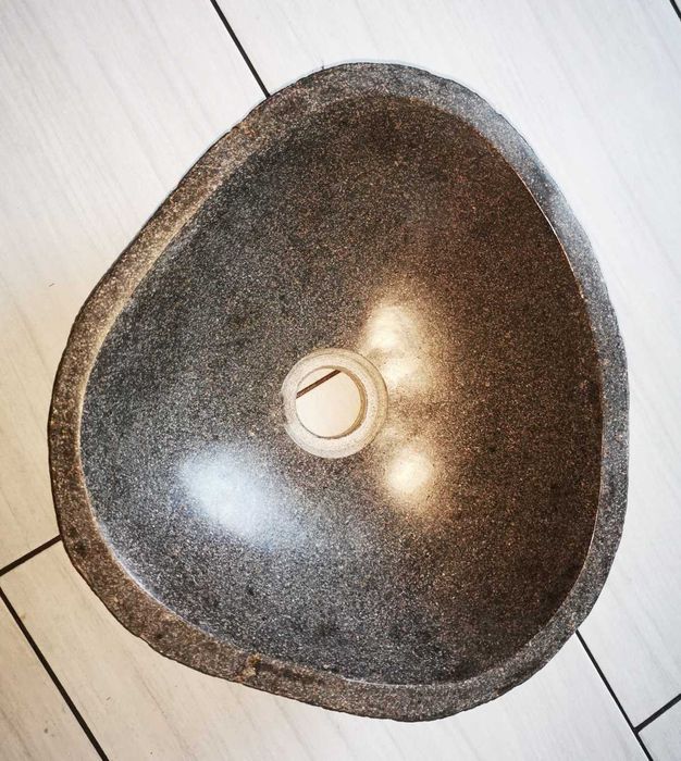 Umywalka z kamienia rzecznego