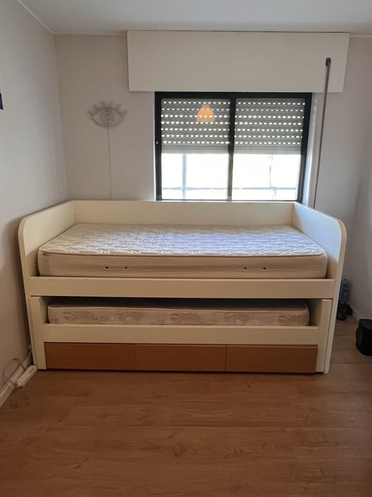 Cama dupla com arrumação, madeira maciça