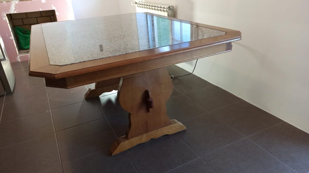 Mesa retangular em madeira, com tampo de Granito rosa