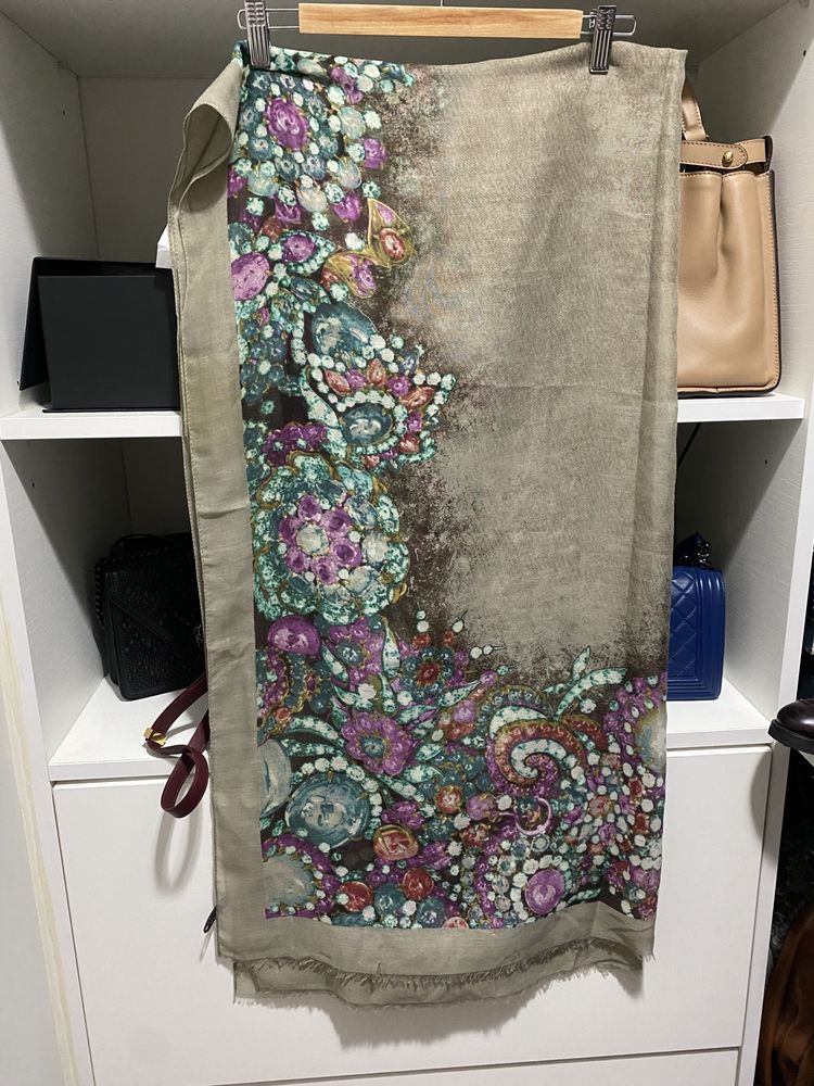 Xaile cor taupe e floral