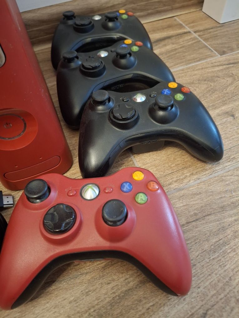 XBox 360 czerwony + 4 pady