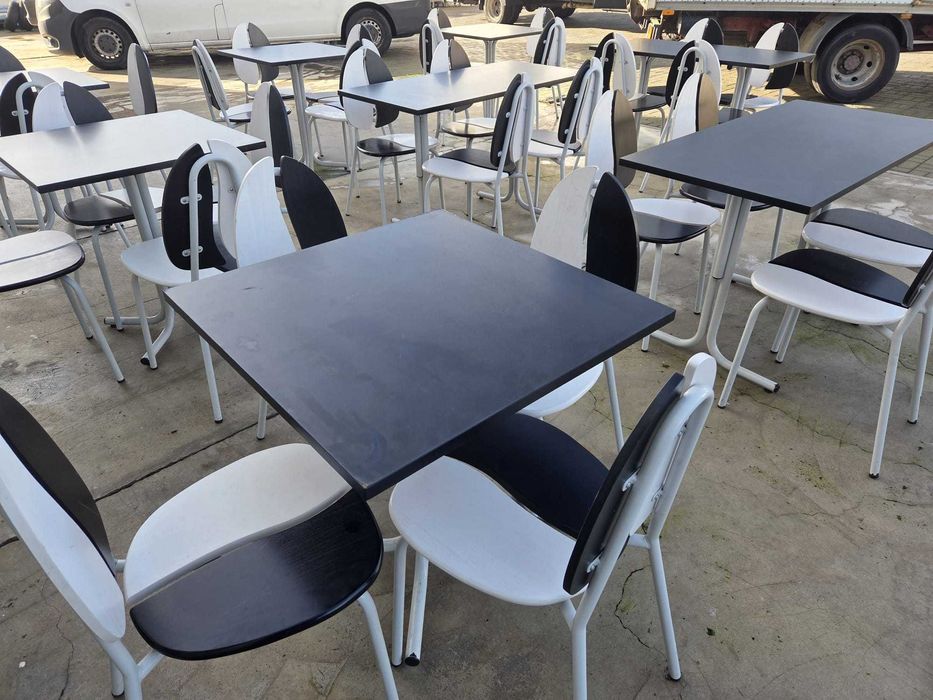 Mesas e cadeiras de café