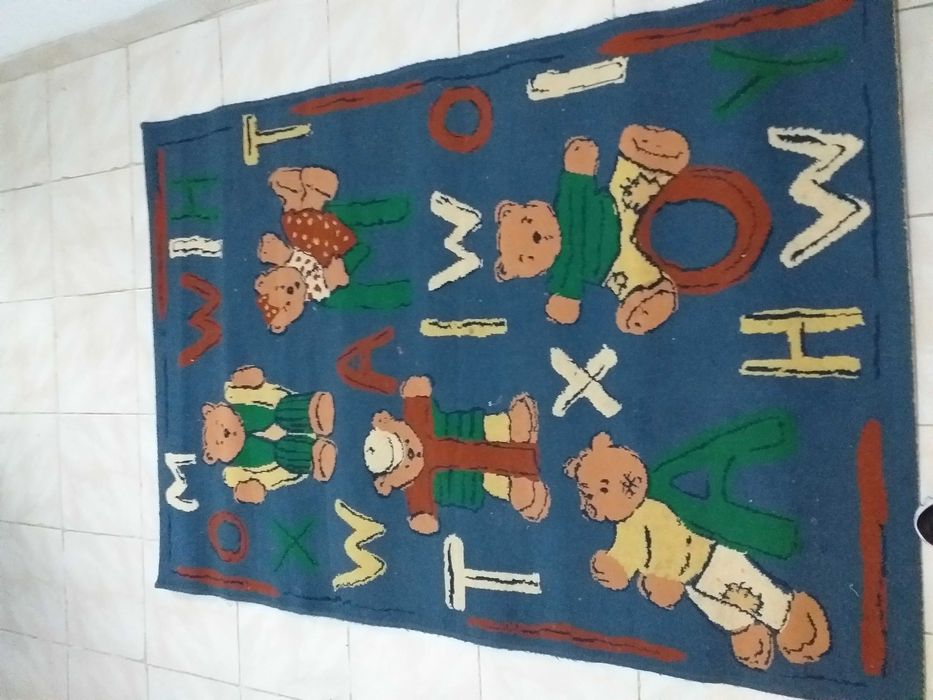 Tapete de criança em bom estado