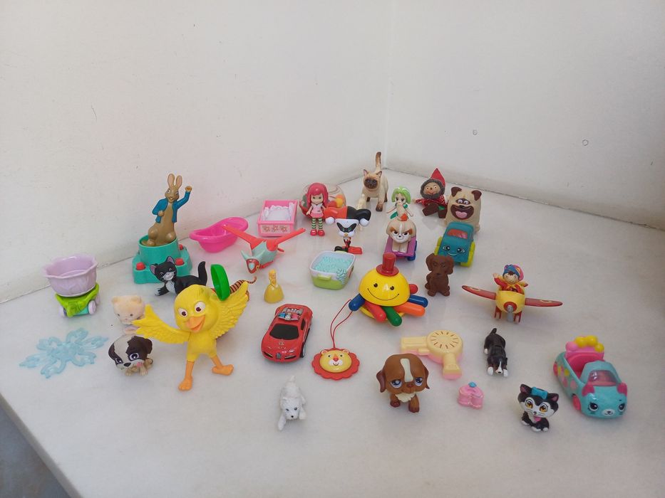 36 figuras e brinquedos pequenos