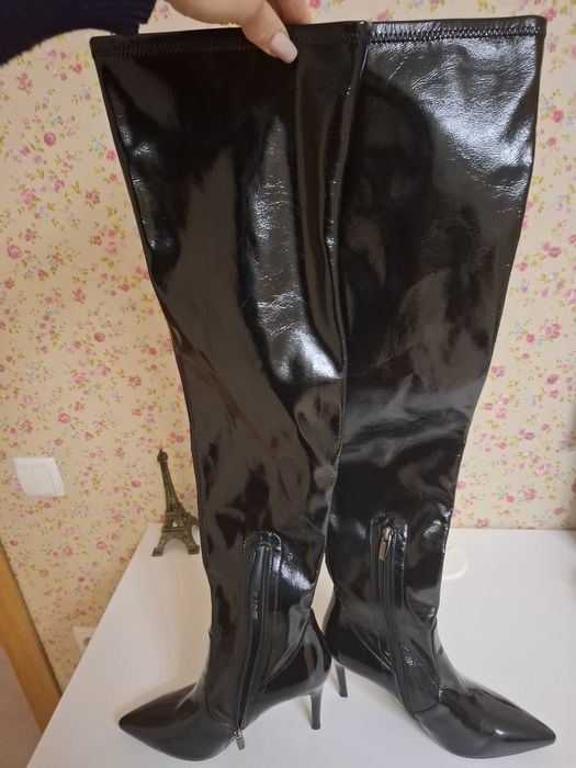 Вишукані лаковані ботфорди