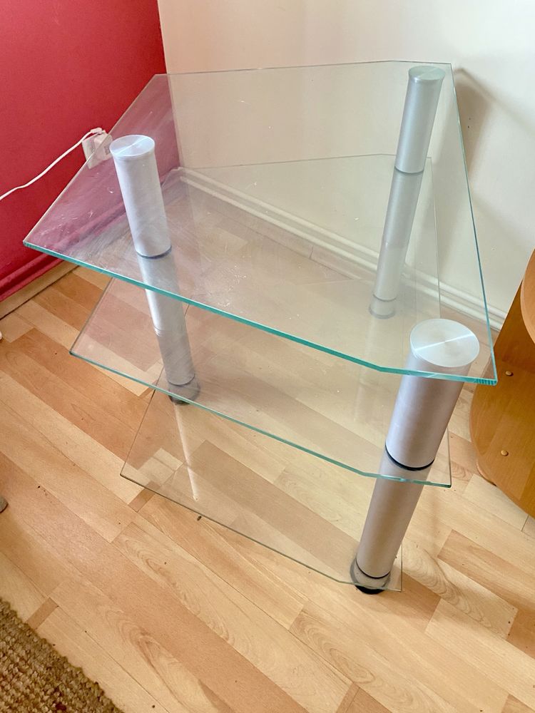 Szklany stolik pod telewizor